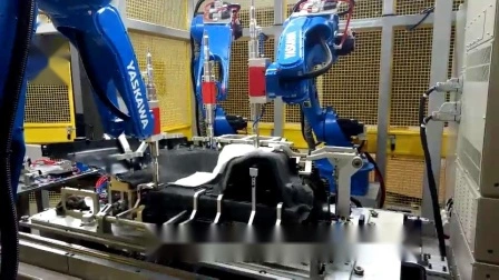 Máquina cortadora de cuero ultrasónica robotizada utilizada para cortar el cuero de molduras interiores de automóviles